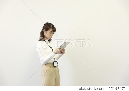 經營平板電腦的女性員工 35197471