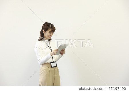 Female employees who operate tablets 35197490