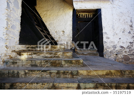 ancient doors in tibet 35197519
