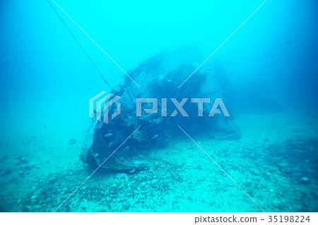 shipwreck, diving on a sunken ship, underwater landscape 35198224