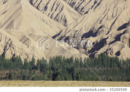mountain road in tibet 35200599