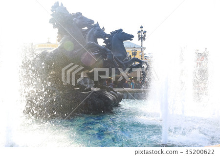 Fountains and statues on the square 35200622