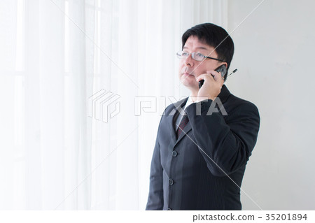 A man who talks with a girlfriend 35201894