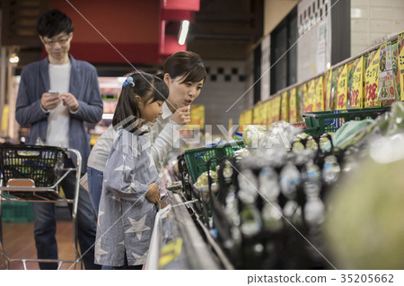 Parents and children shopping at the supermarket 35205662