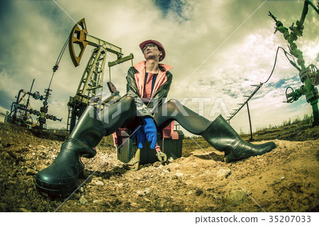 Women worker. Oil and gas industry. Women worker. Oil and gas industry. 35207033