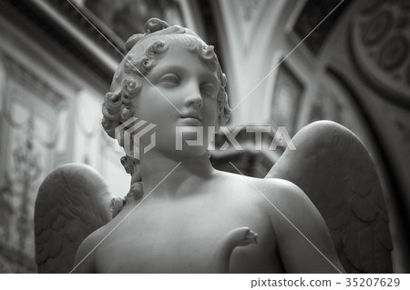 Head and shoulders detail of the ancient sculpture Head and shoulders detail of the ancient sculpture 35207629