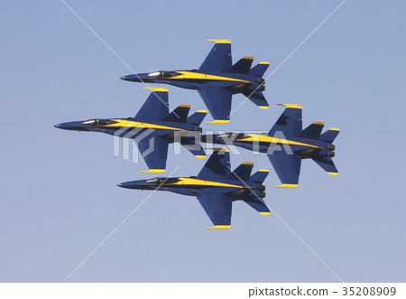 形成美國海軍藍色天使飛行雜技的F / A-18大黃蜂戰鬥機攻擊機 形成美國海軍藍色天使飛行雜技的F / A-18大黃蜂戰鬥機攻擊機 35208909