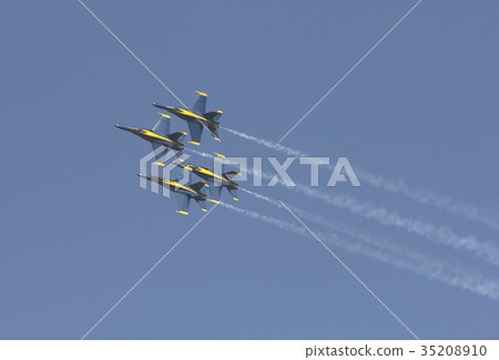 美國海軍藍色天使F / A-18大黃蜂戰鬥攻擊飛機飛行雜技演員在吸煙時 35208910