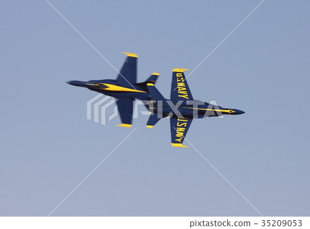 The formation of the F / A-18 Hornet fighter attack aircraft of the US Navy Blue Angels flying acrobatics The formation of the F / A-18 Hornet fighter attack aircraft of the US Navy Blue Angels flying acrobatics 35209053