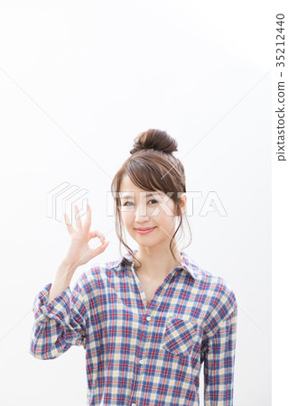 Young woman ok 35212440