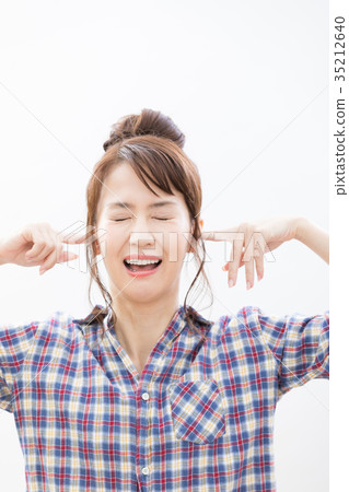 年輕女子負面嘈雜 35212640