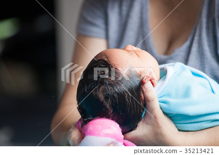 Cute asian newborn baby girl take a bath 35213421