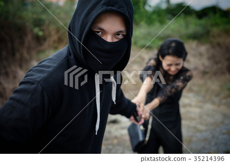 thief steal smartphone from victim at meadow 35214396