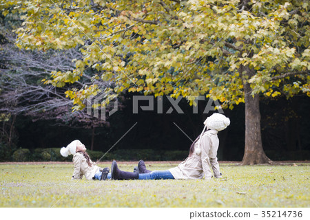 父母和孩子們在秋天公園玩 父母和孩子們在秋天公園玩 35214736