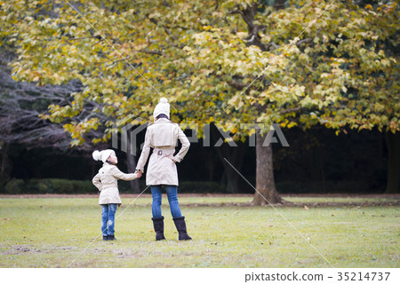 父母和孩子們在秋天公園玩 父母和孩子們在秋天公園玩 35214737