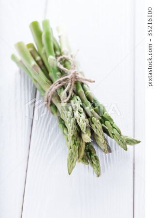 Fresh green asparagus 35216100