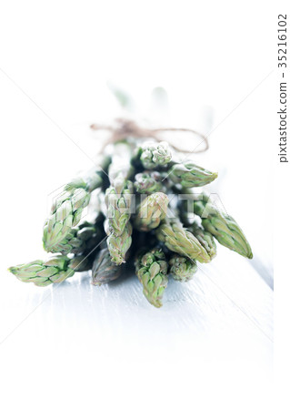 Fresh green asparagus 35216102