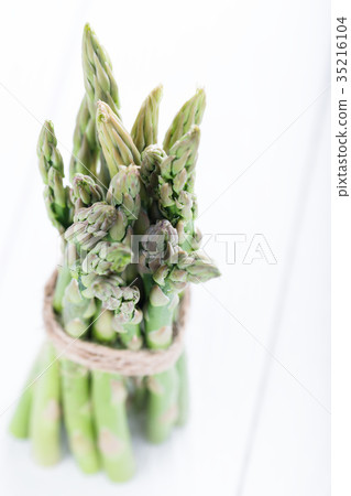 Fresh green asparagus 35216104