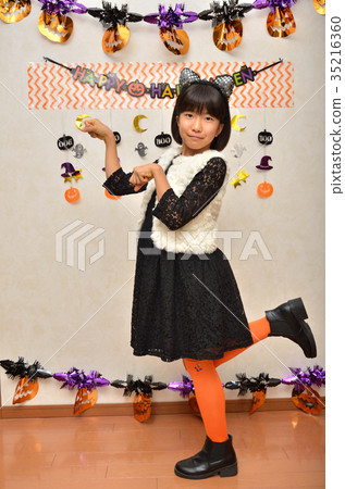A girl who enjoys a Halloween party 35216360