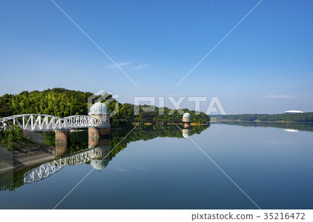 藍藍的天空中秋天的多摩湖村山水庫的鏡面漂浮的第一和第二座進水塔 35216472