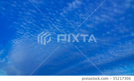 October sky and clouds (16: 9) October sky and clouds (16: 9) 35217300