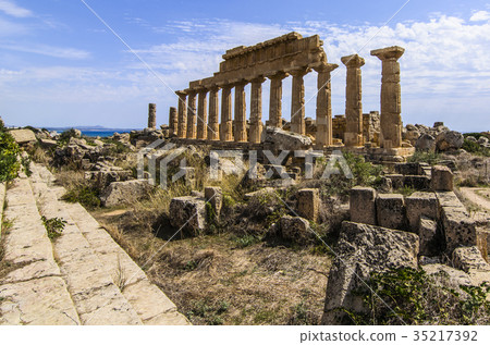 Main temple of the acropolis of selinunte Main temple of the acropolis of selinunte 35217392
