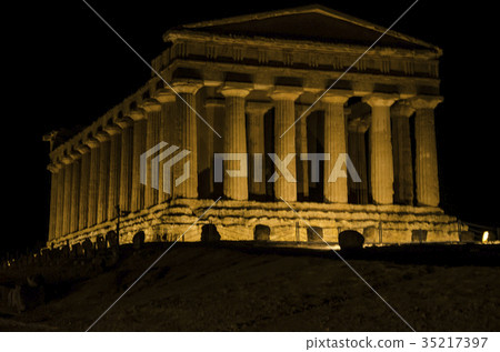 Main temple of agrigento at night 35217397