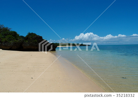 竹富島Kondoi海灘在八重山旁邊。沒有人,獨自一人 竹富島Kondoi海灘在八重山旁邊。沒有人,獨自一人 35218332