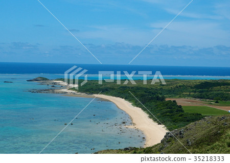Ishigakijima海岸線石垣島八重山旁邊。超越地平線藍色漸變 Ishigakijima海岸線石垣島八重山旁邊。超越地平線藍色漸變 35218333