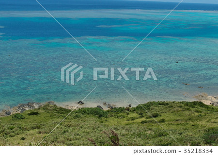在山崎八重山島旁邊的鈷藍色海。 在山崎八重山島旁邊的鈷藍色海。 35218334