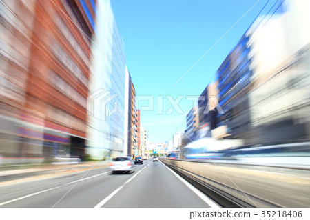 汽車在東京的主要道路上行駛 汽車在東京的主要道路上行駛 35218406