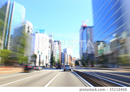 汽車在東京的主要道路上行駛 汽車在東京的主要道路上行駛 35218408