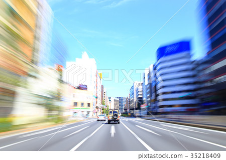 汽車在東京的主要道路上行駛 汽車在東京的主要道路上行駛 35218409