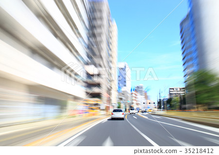 汽車在東京的主要道路上行駛 汽車在東京的主要道路上行駛 35218412