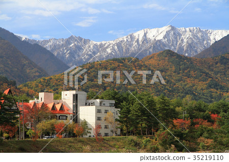 Autumn in Omachi Onsenkyo: Three-stage autumn foliage 35219110