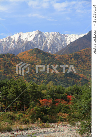 秋天在北阿爾卑斯山的北部 35219114