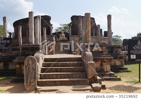 Ratnagiri-Watada-ge and the Buddha image of Boronnaruwa Ratnagiri-Watada-ge and the Buddha image of Boronnaruwa 35219692
