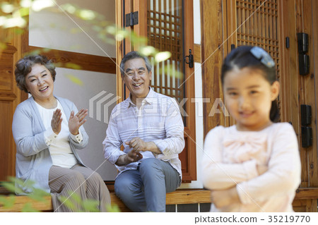 祖父，祖母，孫女 35219770