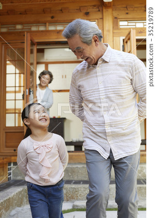 祖父，祖母，孫女 35219789