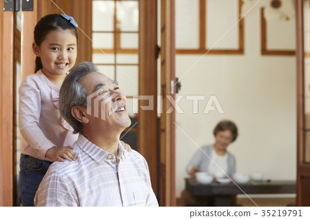 祖父，祖母，孫女 35219791