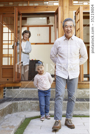 祖父，祖母，孫女 35219804