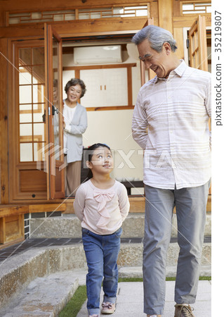 祖父，祖母，孫女 35219807