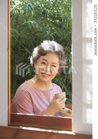 grandmother 35220128