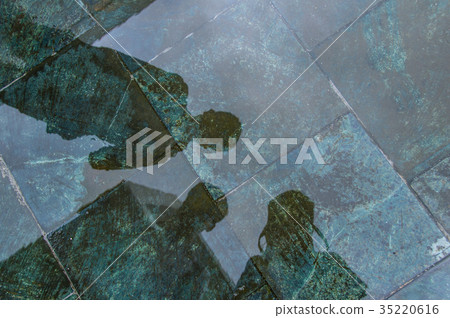 水中的我們 水中的我們 35220616