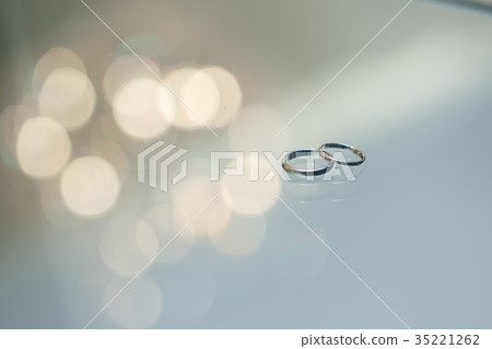 重疊的結婚戒指 35221262