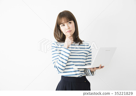 觀看智能手機的婦女 觀看智能手機的婦女 35221829