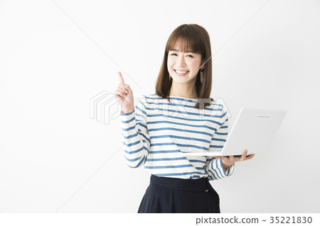 觀看智能手機的婦女 35221830
