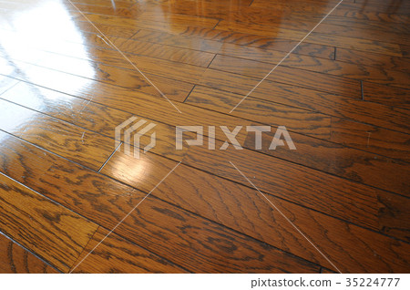 改革後的房子清潔閃亮的地板 35224777