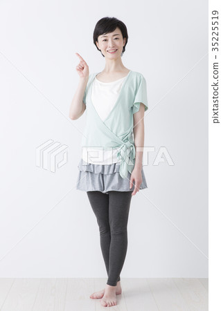 Ala Four Women Yoga Image 35225519