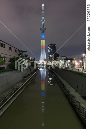 在東京天空樹和水反射的鏡像在照明設備維護期間（2017年10月）_樣式3 35226286